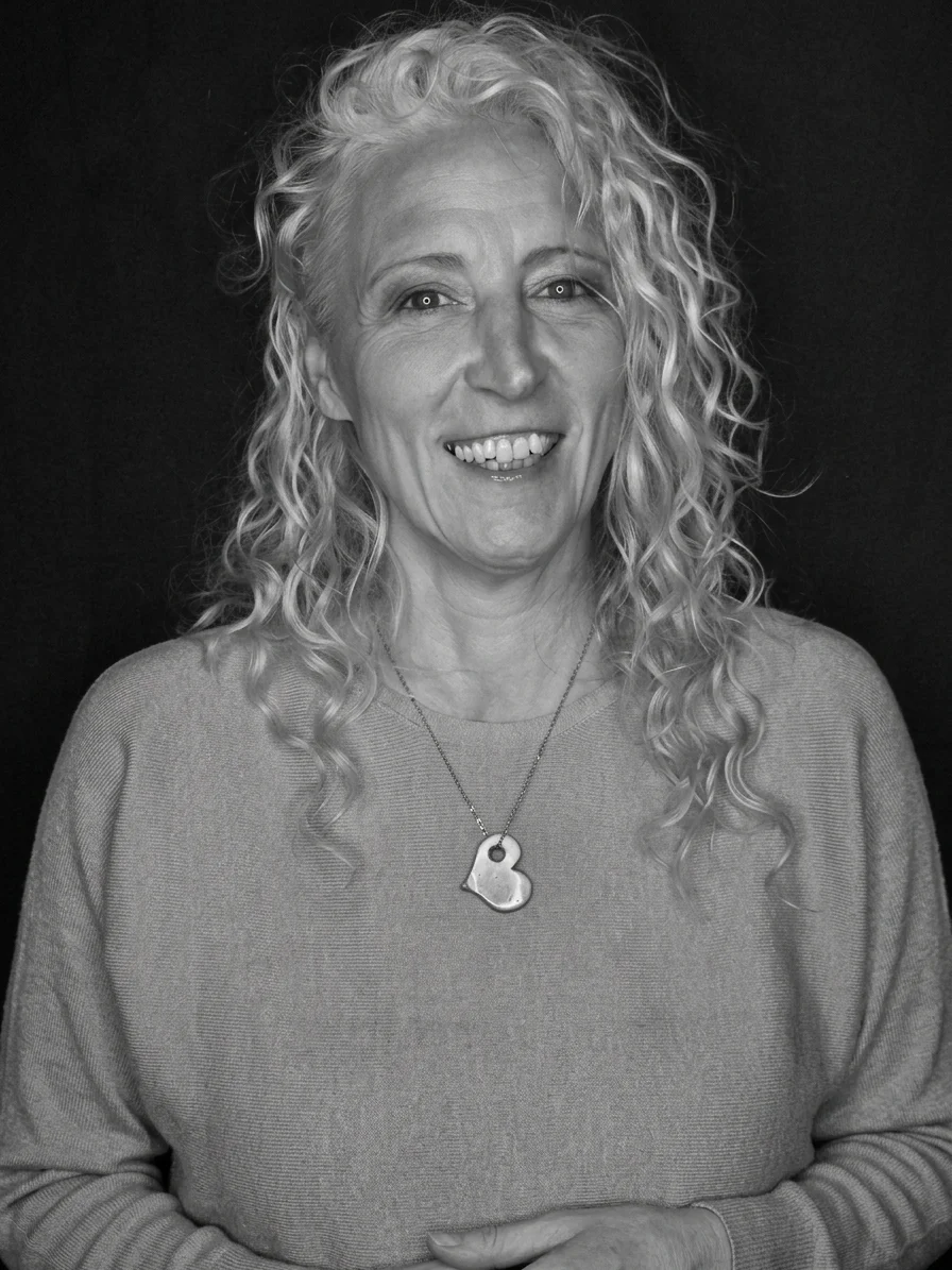 Portrait de Fabienne Hoste, constellatrice, praticienne Reiki et réflexologue à Comines