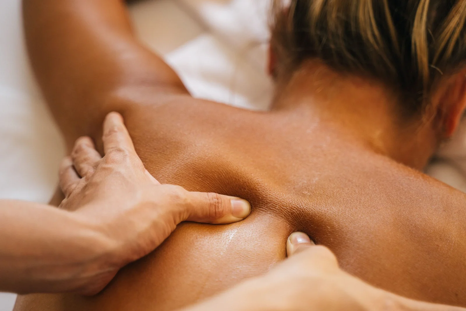 Mains appuyant sur les points du dos pendant une séance de réflexologie dorsale à Comines
